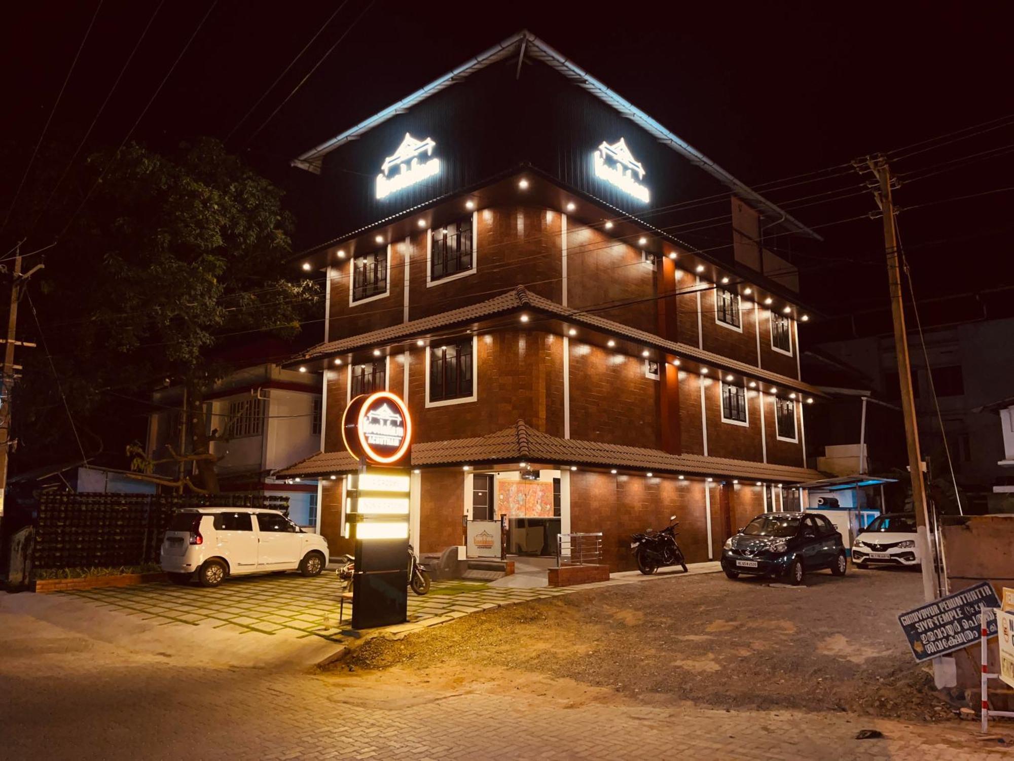 Hotel Kovilakam Achutham à Guruvāyūr Extérieur photo